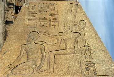 Detalj av den fallna obelisken av drottning Hatshepsut