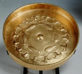 Maträtt tillhörande General Duty of Djehuty dekorerad med fisk och blommor, New Kingdom, ca 1479-1425 (guld)