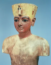 Modell av den unge Tutankhamon (ca 1370-52 f.Kr.) med en kombination av Nedre Egyptens kungakrona och Nefertitis huvudbonad