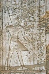 Egyptiska antiken: detalj av relieferna av albasterkapellet av farao Thutmosis IV (1419-1387 f.Kr.) som representerar honom med maktens symboler. Karnak Temple Open Air Museum Egypten