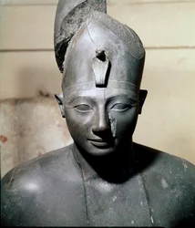 Egyptisk antikvitet: basaltbyst av farao Thutmosis (Tuthmosis eller Thutmus) III (cirka 1504-1450 f.Kr.) 18:e dynastin. Från Karnak. Kairo, egyptiska museet