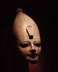 Egyptisk antikvitet: kolossalt chef för Amenophis III (Amenhotep). Skulptur i rosengranit. 1300-talet f.Kr. 18:e dynasti. Luxor Museum (Luksor eller Luqsor). Egypten
