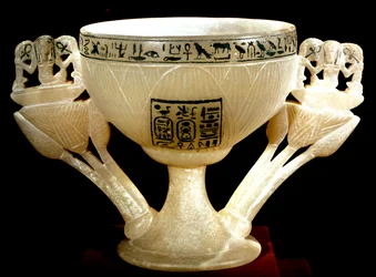 Egyptisk antikvitet: bägare av den odödliga av Thebes välgörare. Lotusformad albasterkalk. Från kassören för Tutankhamun (hela Ankh-amun eller Tutankhamun) (1345-1327 f.Kr.) 18:e dynastin. finns i kungarnas dal, Thebe. 1342 f.Kr. Kairo, egyptiska
