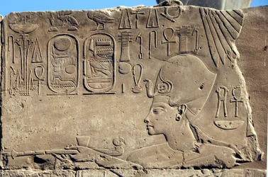 Egyptisk antikvitet: lågrelief som representerar farao Horemheb
