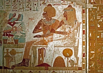 Egyptisk antikvitet: målning som dekorerar graven till Userhat (Ursehat) (TT56) högre tjänsteman i badet (18:e dynastin) som representerar honom med sin fru Mutneferet (Moutneferet) som tar emot offer (halsband, bricka med lotusblomma och mat). Luxor, West