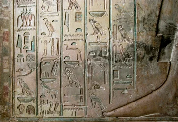 Egyptisk antikvitet: relief och hieroglyfer av graven av Kha em Het (Khaemhat) vindsinspektör och skrivare vid Amenophis III:s hov (TT57). 18:e dynasti. 1530-1290 f.Kr. Vallee des Nobles. Luxor, Västbanken, Egypten