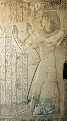 Egyptisk antikvitet: relief från graven av Kha em Het (Khaemhat) vindsinspektör och skrivare vid Amenophis III:s domstol (TT57) representanten som lämnar graven i bön. 18:e dynasti. 1530-1290 f.Kr. Vallee des Nobles. Luxor, Västbanken, Egypten