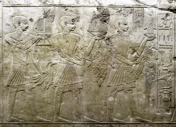 Egyptisk antikvitet: representation av offerbärare. Låg relief av Vizir Ramoses grav (18:e dynastin). Luxor, Thebe, Adelsdalen Egypten