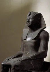 Egyptisk antikvitet: skulptur av basanit som representerar härskaren Thutmosis (Tutmosis eller Thutmus) III (1479-1425 f.Kr.), egyptisk farao. Dämpa. 192 cm. 18:e dynasti. Turin, egyptiskt museum