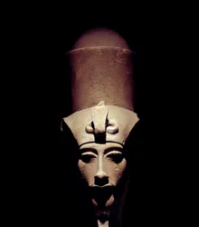 Egyptisk antikvitet: staty av Amenhotep IV (Amenophis IV eller Akhenaton) som bär dubbelkronan. 1301 f.Kr. 18:e dynasti. Detalj av skulpturen. Från Amon Ra-templet i Thebe. Luksor (Luxor eller eller Luqsor). Luxor museum. Egypten