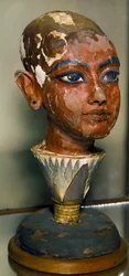 Egyptisk antikvitet: porträtt av den unge faraon Tutankhamun (hela Ankh-amun eller Tutankhamon) med stöd av ett lotusblad. Målat träsnideri. Från Tutankhamons Tresor. Egyptiska museet, Kairo.