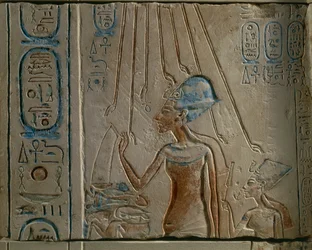 Egyptisk gravyr som representerar Akhenaton och Nefertiti som dyrkar solskivor, från Tall al-Amarna, Egypten, Nya kungariket, XVIII dynastin