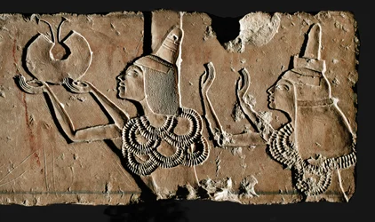 Eje och Ti får sin gyllene belöning (relief)