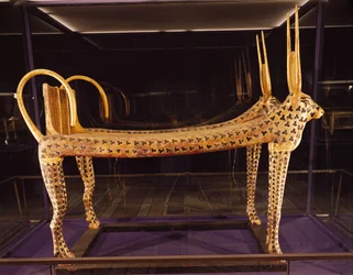 Begravningsbädd i form av den heliga kon, från Tutankhamons grav (ca. 1370-52 f.Kr.) Nya kungariket, ca. 1336-1327 f.Kr. (förgyllt & stuckat trä)