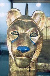 Begravningssänghuvud i form av ett lejon, från Tutankhamons grav (ca 1370-1352 f.Kr.) New Kingdom (stuckat och förgyllt trä)
