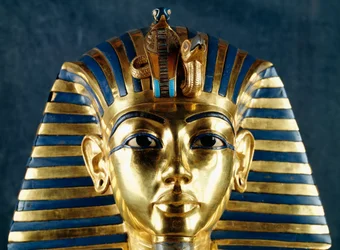 Tutankhamuns gravmask, Slaget guld, Keramik och halvädelstenar, Från faraos grav, Thebe, Egypten, Detalj, Guldsmideskonst, Egyptisk civilisation, Nya riket, XVIII:e dynastin