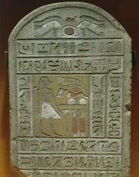 Begravningsstele för Ibi, kammarmästaren i det kungliga palatset Den avlidne före begravningsoffren Överst, skyddsögon och hieroglyfen "Shen" som betyder "evighet"
