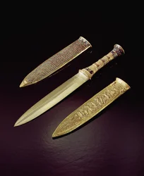 Gulddolk och slida, från Tutankhamons grav (ca 1370-1352 f.Kr.) New Kingdom (guld inlagt med halvädelstenar)