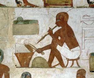 Guldsmeder mejslar fram en skål (muralmålning)