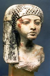 Chef för en prinsessa från familjen Akhenaten, Nya kungariket (målad kalksten) (se även 107940, 370210, 370211)