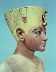 Huvudet för en dummy av den unge Tutankhamon (ca 1370-52 f.Kr.) som bär en kompromiss mellan kronan av kungarna i Nedre Egypten och huvudbonaden av Nefertiti (målat och stuckat trä) (se 148489)