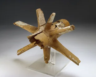 Nav och ekrar av vagnshjul (alm & tamarix trä med gips & råhudsbindning)