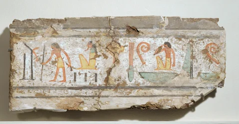 Inskrift med särskilt tydliga hieroglyfer: en man med käpp, en skäggig gud på huk, en man med handen för munnen ...