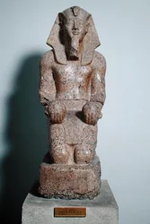 Knästående staty av Amenhotep II (1427-1392 f.Kr.) med vinoffer, från Thebe, Nya riket, ca 1450-1425 f.Kr. (granit)