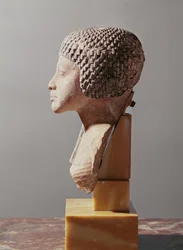 Vänster profil av huvudet av en prinsessa från familjen Akhenaten, Nya kungariket (målad kalksten) (se även 107940, 116813, 370211)