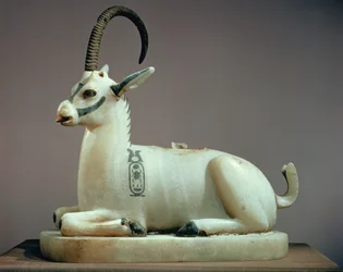 Lock till en unguent burk i form av en stenbock, från Tutankhamons grav (ca 1370-52 f.Kr.) Nya kungariket (målad alabaster)