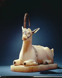 Lock till en unguent burk i form av en stenbock, från Tutankhamons grav, New Kingdom (målad alabaster) (se även 148195)
