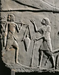 Livet i ett militärläger: vattenbärare får order av en officer, relief från Horemhebs grav i Saqqara. Detalj.