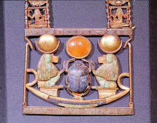Halsband av den uppgående solen, från Tutankhamons grav (ca 1370-52 f.Kr.) New Kingdom (guld inlagt med halvädelstenar) (detalj av 153788)
