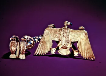 Halsband med gävlehänge, från Tutankhamons grav, Nya riket (guld med inläggningar av lapis lazuli och korallsten) (se även 228214 & 324491)
