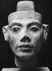 Nefertiti, drottningsgemål av Akenaton (Akhenaten), den kätterska farao. 1300-talet f.Kr. (skulptur i mörk granitbyst)