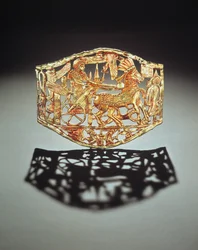 Genombruten plakett eller spänne som visar kungens triumfåterkomst med fångar, från Tutankhamons grav, Nya kungariket (guld) (se även 148199)