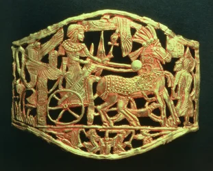 Genombruten plakett eller spänne som visar kungens triumfåterkomst med fångar, från Tutankhamons grav (ca 1370-52 f.Kr.) Nya kungariket (guld) (se även 391017)