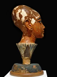 Målad byst av den unge faraon Tutankhamun med lotusbladsformad bas (skulptur)