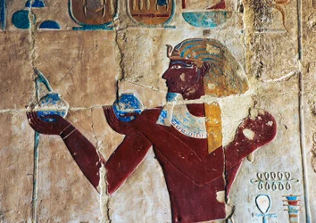 Målad relief av Thutmoses som offrar vin till Sokaris, Hatshepsuts dödstempel, Deir el-Bahari, Luxor, Thebe (Unescos världsarvslista)