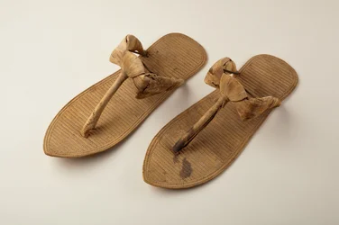 Ett par sandaler, ca 1390-52 (gräs, vass, papyrus)