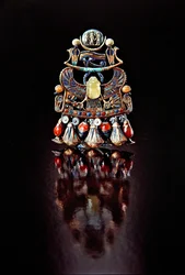 Pectoral med en fågelskarabé, från Tutankhamons grav, New Kingdom (guld cloisonne dekorerad med halvädelstenar och glaspasta)