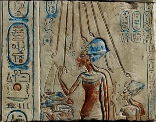Farao Akhenaton och Nefertiti offrar dryckesoffer till guden Aten