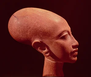 Porträttbyst av en dotter till kung Akhenaton (1353-1337 f.Kr.) c.1375 f.Kr. (se även 97985)
