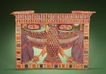 Pylon pectoral dekorerad med gam i övre Egypten, från Tutankhamons grav (ca 1370-52 f.Kr.) New Kingdom (guld cloisonne inlagd med glaspasta)