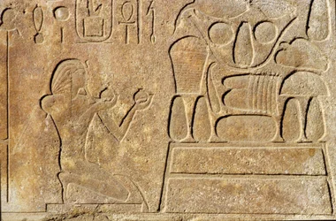 Drottning Hatshepsut (ca 1503-1482 f.Kr.) knäböjer framför ett offerbord, Amuntemplet, Nya kungariket