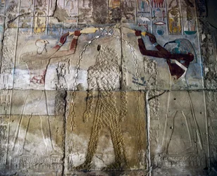 Drottning Hatshepsut mellan guden Horus och guden Thoth, målad relief, hallen i Hatshepsuts röda kapell, Karnaks tempelkomplex (Unescos världsarvslista