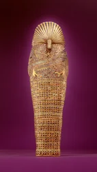 Bakifrån av en av likkistorna från Tutankhamons grav (ca 1370-1352 f.Kr.) Nya kungariket (slaget guld inlagt med färgat glas & korneol) (se även 227990-91)