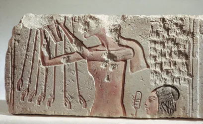 Relief som visar Akenhaten och hans dotters offer till Aten, Nya kungariket, ca 1352-1336 f.Kr. (kalksten)
