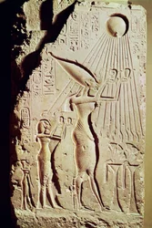 Relief som avbildar Amenhotep IV (Akhenaton) (omkring 1364-47 f.Kr.), Nefertiti och deras dotter Meritaton när de frambär ett offer till Aton, från det kungliga palatset i Tell el-Amarna
