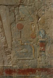 Relief föreställande Horus, gudinnan Hathors kapell, från Hatshepsuts bårhustemplet (ca 1503-1482 f.Kr.) Nya kungariket (målad kalksten)